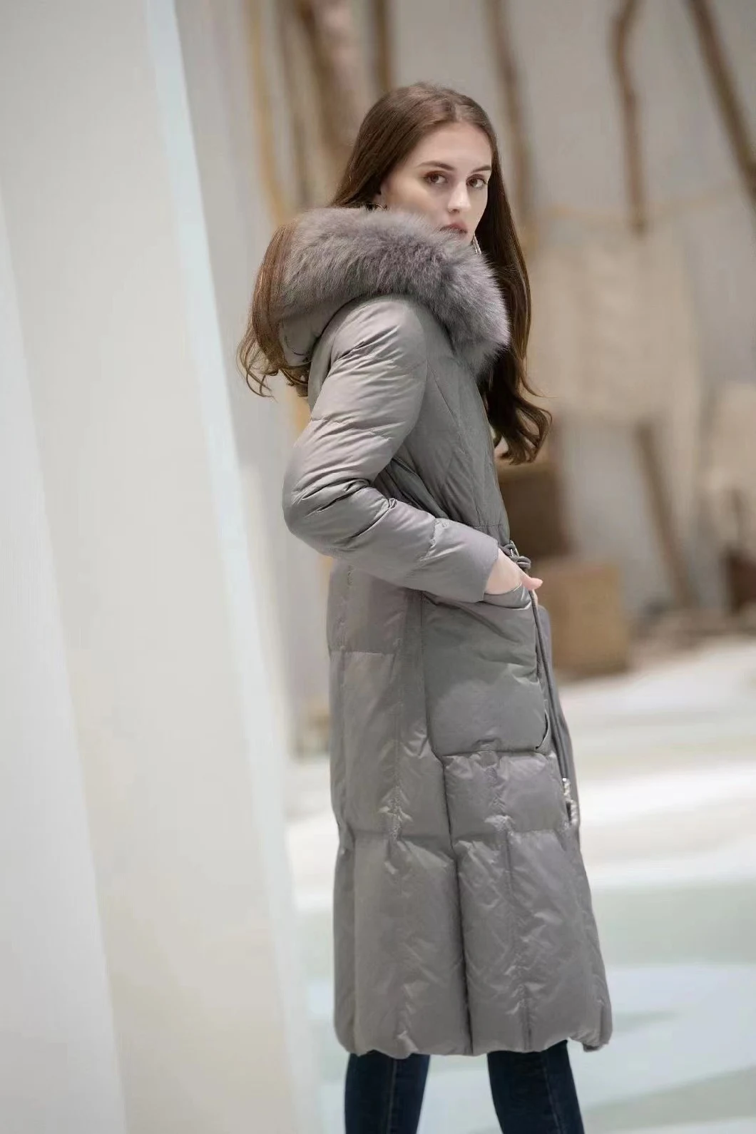 Winter Women′ S Duck Down Nylon Coat with Fox Fur Collar Ready for Ship